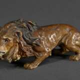 Wiener Bronze "Schleichender Löwe", farbig gefasst, Bauch und rechtes Hinterbein gestempelt, 6,5x18,5x6,5cm, berieben - photo 1