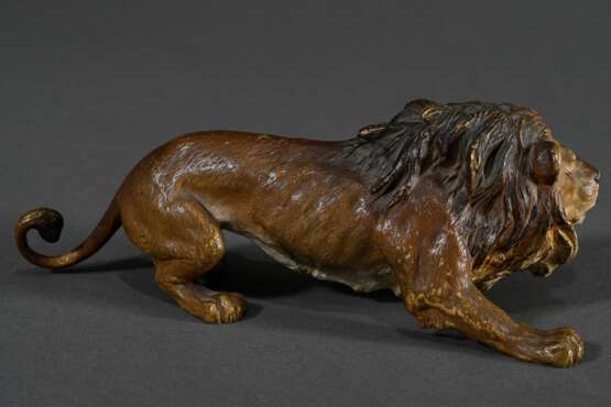 Wiener Bronze "Schleichender Löwe", farbig gefasst, Bauch und rechtes Hinterbein gestempelt, 6,5x18,5x6,5cm, berieben - photo 2