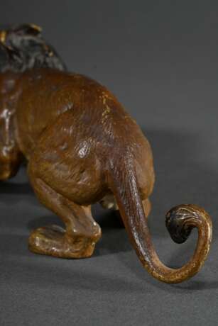 Wiener Bronze "Schleichender Löwe", farbig gefasst, Bauch und rechtes Hinterbein gestempelt, 6,5x18,5x6,5cm, berieben - photo 4