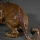 Wiener Bronze "Schleichender Löwe", farbig gefasst, Bauch und rechtes Hinterbein gestempelt, 6,5x18,5x6,5cm, berieben - photo 4