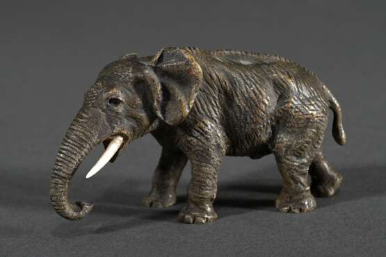 Wiener Bronze "Elefant", farbig gefasst, Bauch gestempelt, 4,3x7,8x3,3cm, 1 Bein Stoßzahn verloren - photo 1