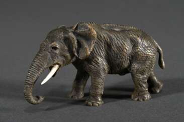 Wiener Bronze &quot;Elefant&quot;, farbig gefasst, Bauch gestempelt, 4,3x7,8x3,3cm, 1 Bein Stoßzahn verloren