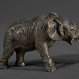Wiener Bronze "Elefant", farbig gefasst, Bauch gestempelt, 4,3x7,8x3,3cm, 1 Bein Stoßzahn verloren - photo 2