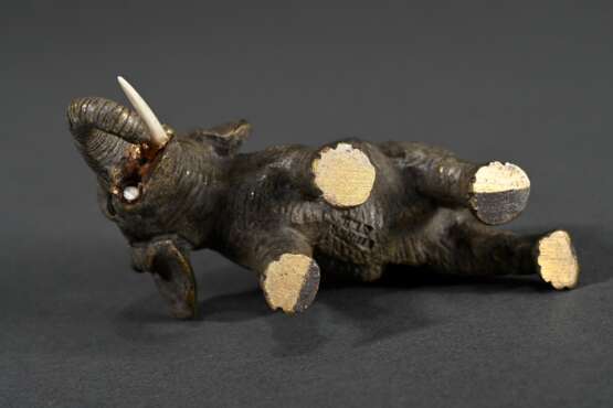 Wiener Bronze "Elefant", farbig gefasst, Bauch gestempelt, 4,3x7,8x3,3cm, 1 Bein Stoßzahn verloren - photo 3