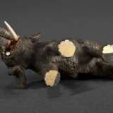 Wiener Bronze "Elefant", farbig gefasst, Bauch gestempelt, 4,3x7,8x3,3cm, 1 Bein Stoßzahn verloren - photo 3