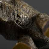 Wiener Bronze "Elefant", farbig gefasst, Bauch gestempelt, 4,3x7,8x3,3cm, 1 Bein Stoßzahn verloren - photo 4