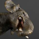 Wiener Bronze "Elefant", farbig gefasst, Bauch gestempelt, 4,3x7,8x3,3cm, 1 Bein Stoßzahn verloren - photo 5