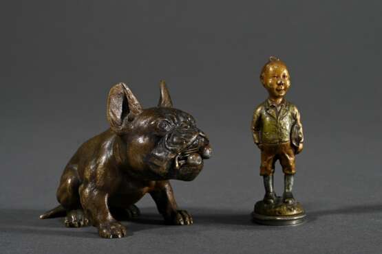 2 Diverse Teile Bronze Rauch-Utensilien: "Sitzende Bulldogge" als Zigarrenschneider und "Seppel" als Pfeifenstopfer, um 1900, H. 5/5,6cm - photo 1