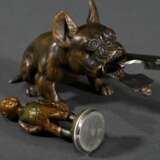 2 Diverse Teile Bronze Rauch-Utensilien: "Sitzende Bulldogge" als Zigarrenschneider und "Seppel" als Pfeifenstopfer, um 1900, H. 5/5,6cm - photo 3