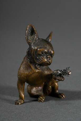 Bronze Miniatur "Sitzende Bulldogge mit Maikäfer auf der Pfote", H. 5,2cm, min. verbogen - photo 1
