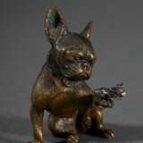 Bronze Miniatur "Sitzende Bulldogge mit Maikäfer auf der Pfote", H. 5,2cm, min. verbogen - photo 1
