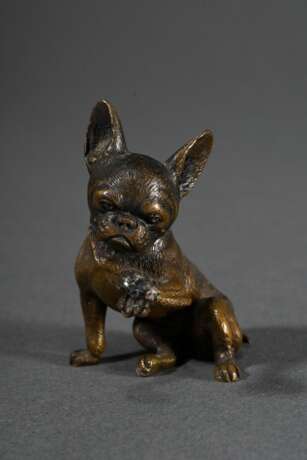 Bronze Miniatur "Sitzende Bulldogge mit Maikäfer auf der Pfote", H. 5,2cm, min. verbogen - photo 2