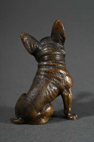 Bronze Miniatur "Sitzende Bulldogge mit Maikäfer auf der Pfote", H. 5,2cm, min. verbogen - photo 3