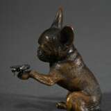 Bronze Miniatur "Sitzende Bulldogge mit Maikäfer auf der Pfote", H. 5,2cm, min. verbogen - photo 4