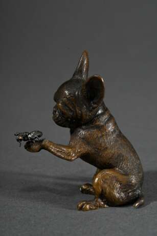 Bronze Miniatur "Sitzende Bulldogge mit Maikäfer auf der Pfote", H. 5,2cm, min. verbogen - photo 4