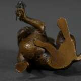 Bronze Miniatur "Sitzende Bulldogge mit Maikäfer auf der Pfote", H. 5,2cm, min. verbogen - photo 5