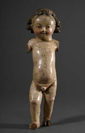 Mechelner Christuskind mit typischem Gesichtsausdruck unter lockigem Haar und kräftiger Figur, Holz vollrund geschnitzt mit Original Fassung, Flandern 16.Jh., 29x8x6cm, segnende und die Weltkugel haltende Arme verloren, … - photo 2