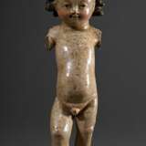 Mechelner Christuskind mit typischem Gesichtsausdruck unter lockigem Haar und kräftiger Figur, Holz vollrund geschnitzt mit Original Fassung, Flandern 16.Jh., 29x8x6cm, segnende und die Weltkugel haltende Arme verloren, … - photo 2