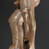 Mechelner Christuskind mit typischem Gesichtsausdruck unter lockigem Haar und kräftiger Figur, Holz vollrund geschnitzt mit Original Fassung, Flandern 16.Jh., 29x8x6cm, segnende und die Weltkugel haltende Arme verloren, … - photo 3