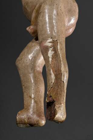 Mechelner Christuskind mit typischem Gesichtsausdruck unter lockigem Haar und kräftiger Figur, Holz vollrund geschnitzt mit Original Fassung, Flandern 16.Jh., 29x8x6cm, segnende und die Weltkugel haltende Arme verloren, … - photo 3