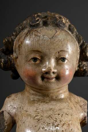 Mechelner Christuskind mit typischem Gesichtsausdruck unter lockigem Haar und kräftiger Figur, Holz vollrund geschnitzt mit Original Fassung, Flandern 16.Jh., 29x8x6cm, segnende und die Weltkugel haltende Arme verloren, … - photo 4