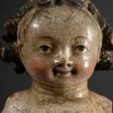 Mechelner Christuskind mit typischem Gesichtsausdruck unter lockigem Haar und kräftiger Figur, Holz vollrund geschnitzt mit Original Fassung, Flandern 16.Jh., 29x8x6cm, segnende und die Weltkugel haltende Arme verloren, … - photo 4