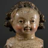 Mechelner Christuskind mit typischem Gesichtsausdruck unter lockigem Haar und kräftiger Figur, Holz vollrund geschnitzt mit Original Fassung, Flandern 16.Jh., 29x8x6cm, segnende und die Weltkugel haltende Arme verloren, … - photo 5