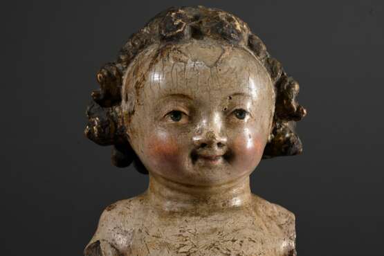 Mechelner Christuskind mit typischem Gesichtsausdruck unter lockigem Haar und kräftiger Figur, Holz vollrund geschnitzt mit Original Fassung, Flandern 16.Jh., 29x8x6cm, segnende und die Weltkugel haltende Arme verloren, … - photo 5