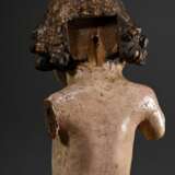 Mechelner Christuskind mit typischem Gesichtsausdruck unter lockigem Haar und kräftiger Figur, Holz vollrund geschnitzt mit Original Fassung, Flandern 16.Jh., 29x8x6cm, segnende und die Weltkugel haltende Arme verloren, … - photo 7