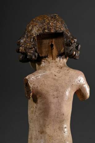 Mechelner Christuskind mit typischem Gesichtsausdruck unter lockigem Haar und kräftiger Figur, Holz vollrund geschnitzt mit Original Fassung, Flandern 16.Jh., 29x8x6cm, segnende und die Weltkugel haltende Arme verloren, … - photo 7