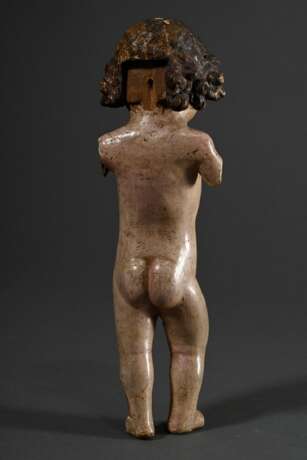 Mechelner Christuskind mit typischem Gesichtsausdruck unter lockigem Haar und kräftiger Figur, Holz vollrund geschnitzt mit Original Fassung, Flandern 16.Jh., 29x8x6cm, segnende und die Weltkugel haltende Arme verloren, … - photo 8