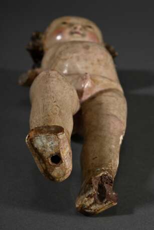 Mechelner Christuskind mit typischem Gesichtsausdruck unter lockigem Haar und kräftiger Figur, Holz vollrund geschnitzt mit Original Fassung, Flandern 16.Jh., 29x8x6cm, segnende und die Weltkugel haltende Arme verloren, … - photo 9