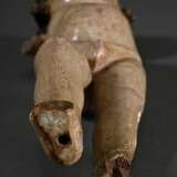 Mechelner Christuskind mit typischem Gesichtsausdruck unter lockigem Haar und kräftiger Figur, Holz vollrund geschnitzt mit Original Fassung, Flandern 16.Jh., 29x8x6cm, segnende und die Weltkugel haltende Arme verloren, … - photo 9