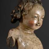 Mechelner Christuskind mit typischem Gesichtsausdruck unter lockigem Haar und kräftiger Figur, Holz vollrund geschnitzt mit Original Fassung, Flandern 16.Jh., 29x8x6cm, segnende und die Weltkugel haltende Arme verloren, … - photo 10
