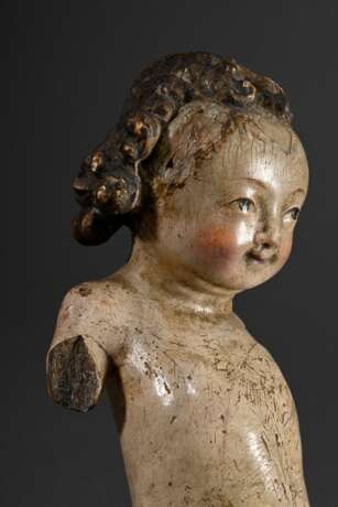 Mechelner Christuskind mit typischem Gesichtsausdruck unter lockigem Haar und kräftiger Figur, Holz vollrund geschnitzt mit Original Fassung, Flandern 16.Jh., 29x8x6cm, segnende und die Weltkugel haltende Arme verloren, … - photo 10