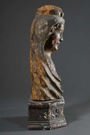 "Heilige Ursula", Köln um 1400, Büste mit schönem Gesichtsausdruck und typischer Augenpartie, angedeutete Locken unter Schleier, schmaler Körper mit weichem Faltenwurf, Original Farbfassung über Kreidegrund und… - photo 2