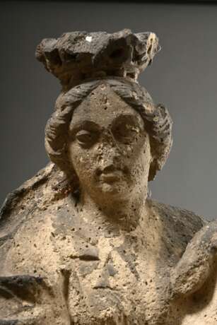 Große barocke Sandstein „Muttergottes“ in bewegter Haltung mit schön gelegtem Faltenwurf, Süddeutsch 18.Jh., H. 106cm, Christuskind verloren, Witterungsspuren - photo 2