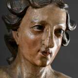 Skulptur "Heiliger Sebastian" in schöner Bewegung an Baum gefesselt, Lindenholz geschnitzt und farbig gefasst, Süddeutsch 18.Jh., H. 93,5cm, diverse Defekte, alter Wurmfraß - photo 3