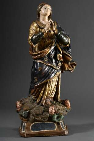 Große Skulptur "Maria Immaculata" auf Wolke mit Engeln, die Schlange zertretend, Ton polychrom gefasst und vergoldet, eingesetzte Glasaugen, Südeuropa 18.Jh., H. 77cm, partiell übermalt, kleine Defekte und Abpl… - photo 1