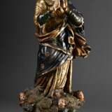 Große Skulptur "Maria Immaculata" auf Wolke mit Engeln, die Schlange zertretend, Ton polychrom gefasst und vergoldet, eingesetzte Glasaugen, Südeuropa 18.Jh., H. 77cm, partiell übermalt, kleine Defekte und Abpl… - photo 1