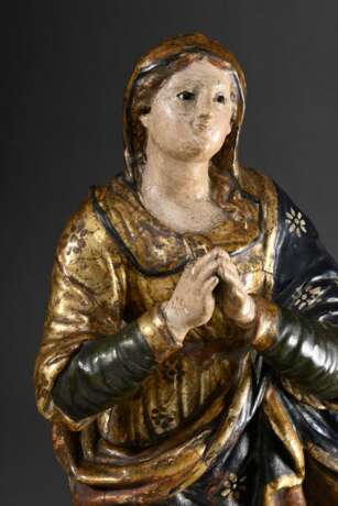 Große Skulptur "Maria Immaculata" auf Wolke mit Engeln, die Schlange zertretend, Ton polychrom gefasst und vergoldet, eingesetzte Glasaugen, Südeuropa 18.Jh., H. 77cm, partiell übermalt, kleine Defekte und Abpl… - photo 2