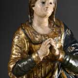 Große Skulptur "Maria Immaculata" auf Wolke mit Engeln, die Schlange zertretend, Ton polychrom gefasst und vergoldet, eingesetzte Glasaugen, Südeuropa 18.Jh., H. 77cm, partiell übermalt, kleine Defekte und Abpl… - photo 2