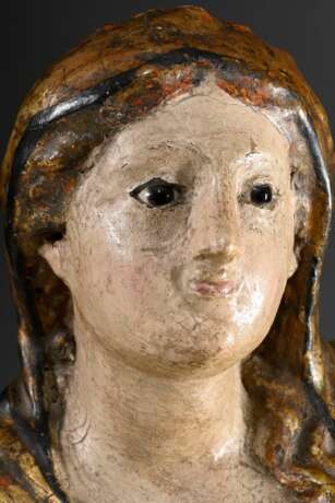 Große Skulptur "Maria Immaculata" auf Wolke mit Engeln, die Schlange zertretend, Ton polychrom gefasst und vergoldet, eingesetzte Glasaugen, Südeuropa 18.Jh., H. 77cm, partiell übermalt, kleine Defekte und Abpl… - photo 3