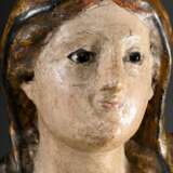 Große Skulptur "Maria Immaculata" auf Wolke mit Engeln, die Schlange zertretend, Ton polychrom gefasst und vergoldet, eingesetzte Glasaugen, Südeuropa 18.Jh., H. 77cm, partiell übermalt, kleine Defekte und Abpl… - photo 3