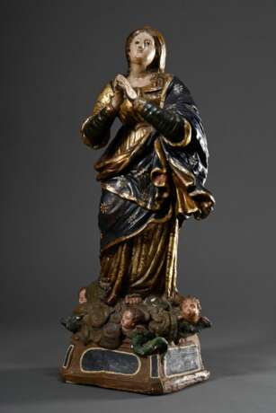 Große Skulptur "Maria Immaculata" auf Wolke mit Engeln, die Schlange zertretend, Ton polychrom gefasst und vergoldet, eingesetzte Glasaugen, Südeuropa 18.Jh., H. 77cm, partiell übermalt, kleine Defekte und Abpl… - photo 4