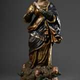 Große Skulptur "Maria Immaculata" auf Wolke mit Engeln, die Schlange zertretend, Ton polychrom gefasst und vergoldet, eingesetzte Glasaugen, Südeuropa 18.Jh., H. 77cm, partiell übermalt, kleine Defekte und Abpl… - photo 4