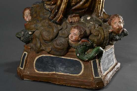 Große Skulptur "Maria Immaculata" auf Wolke mit Engeln, die Schlange zertretend, Ton polychrom gefasst und vergoldet, eingesetzte Glasaugen, Südeuropa 18.Jh., H. 77cm, partiell übermalt, kleine Defekte und Abpl… - photo 5