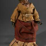 Neapolitanische Krippenfigur "Alte Frau" mit naturalistisch bemaltem Terracotta Kopf und alter Kleidung, um 1800, 37x18x8cm, defekt - photo 1