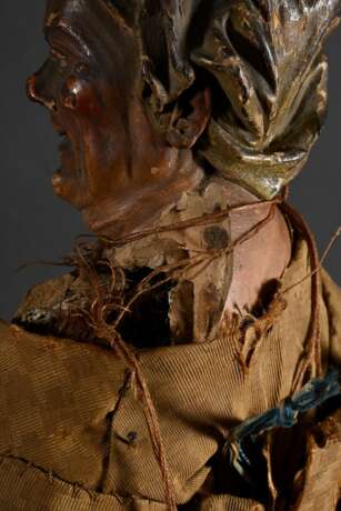 Neapolitanische Krippenfigur "Alte Frau" mit naturalistisch bemaltem Terracotta Kopf und alter Kleidung, um 1800, 37x18x8cm, defekt - photo 6