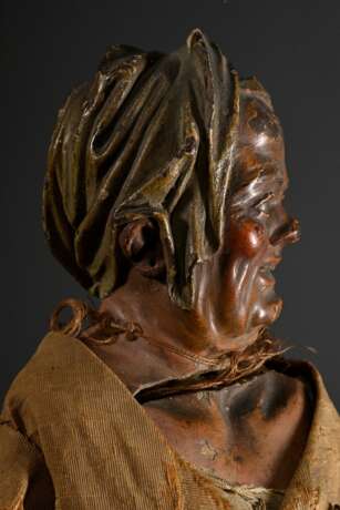 Neapolitanische Krippenfigur "Alte Frau" mit naturalistisch bemaltem Terracotta Kopf und alter Kleidung, um 1800, 37x18x8cm, defekt - photo 7